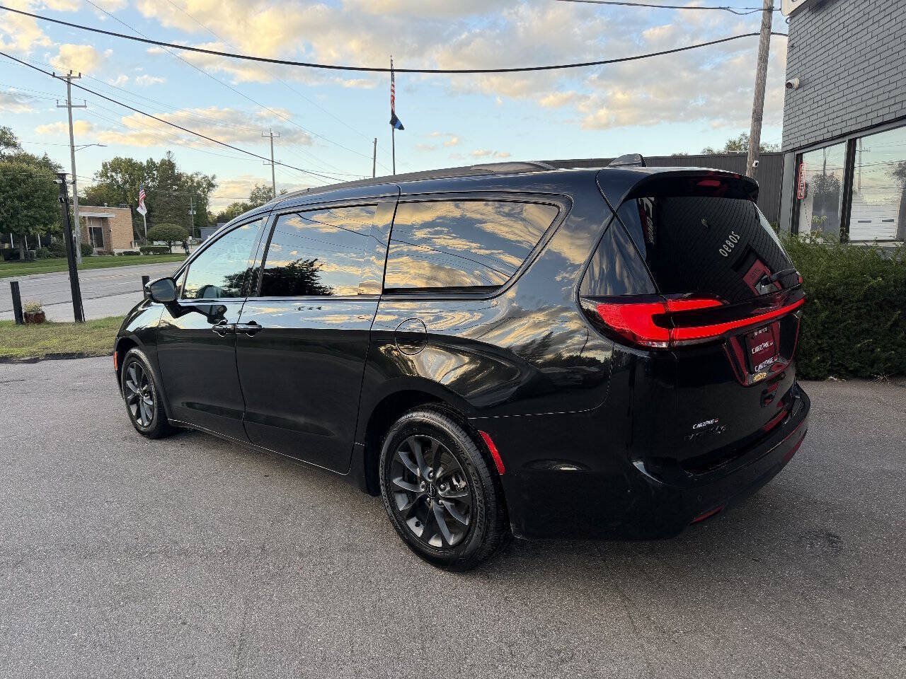 Used 2021 Chrysler Pacifica Touring-L w/ S Appearance Package FWD image 7