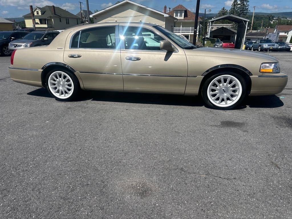 Used 2006 Lincoln Town Car Signature RWD image 4