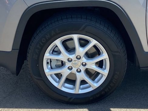 Used 2018 Jeep Cherokee Latitude w/ Safety Group AWD/4WD image 28