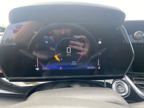 Used 2024 Chevrolet Trax RS FWD image 19