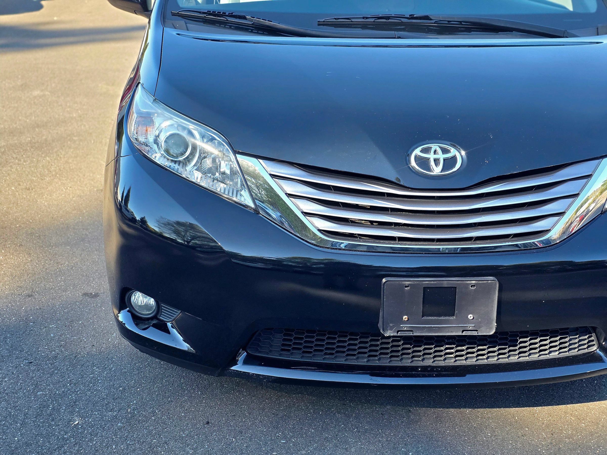 Used 2017 Toyota Sienna XLE w/ XLE Navigation Package FWD image 2