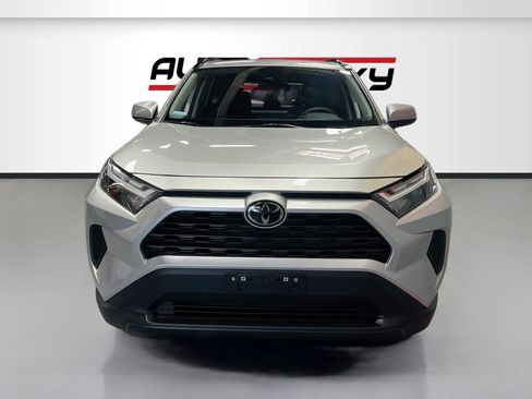Used 2025 Toyota RAV4 XLE AWD/4WD image 2