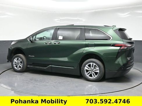 Used 2026 Toyota Sienna Limited FWD image 17