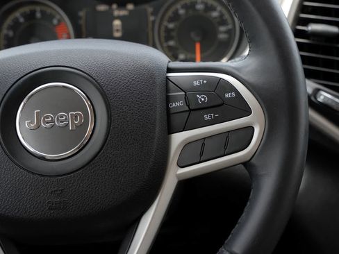 Used 2017 Jeep Cherokee Latitude w/ Comfort/Convenience Group FWD image 11