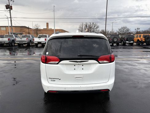 Used 2018 Chrysler Pacifica Touring-L Plus w/ S Appearance Package image 7