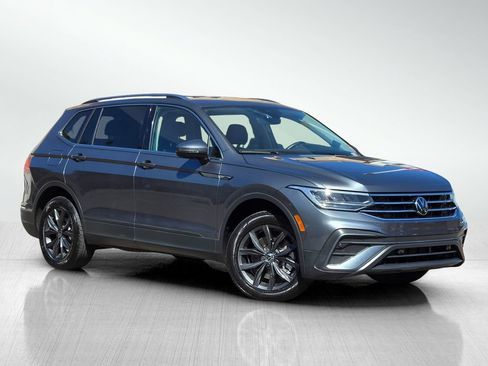 Used 2024 Volkswagen Tiguan SE FWD image 2