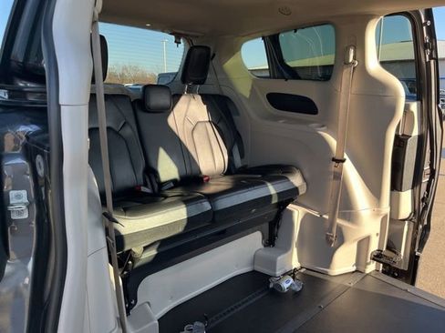 Used 2022 Chrysler Pacifica Touring-L FWD image 21