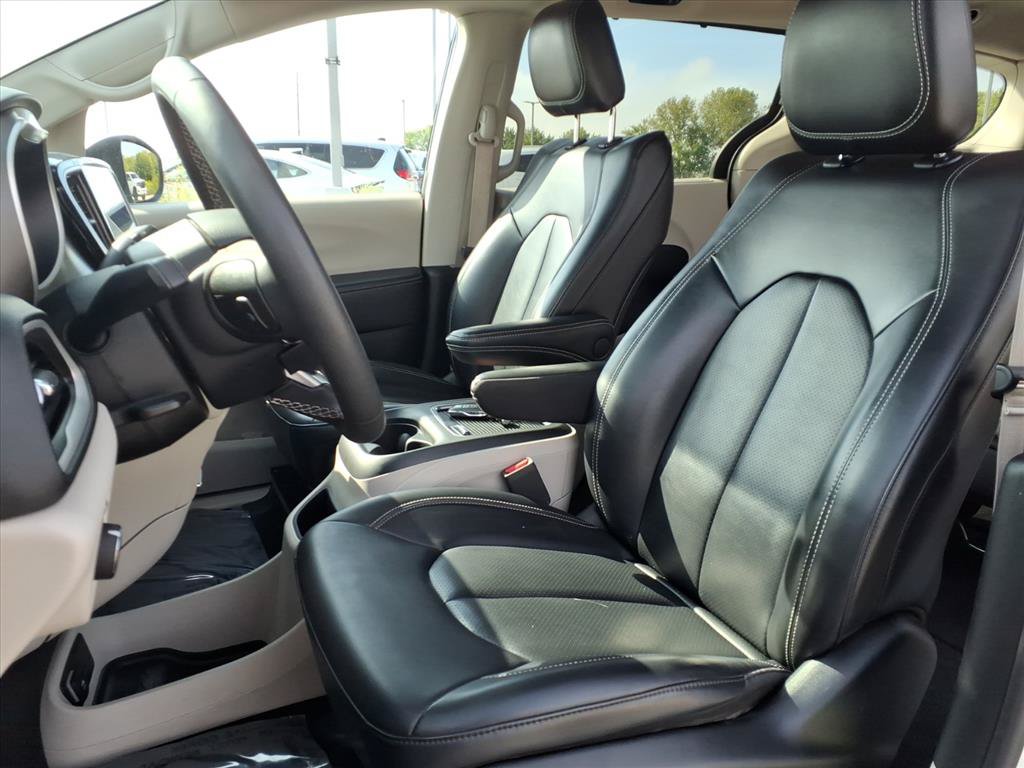 Used 2023 Chrysler Pacifica Touring-L FWD image 23