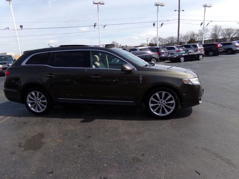 Used 2011 Lincoln MKT AWD w/ Elite Pkg image 4