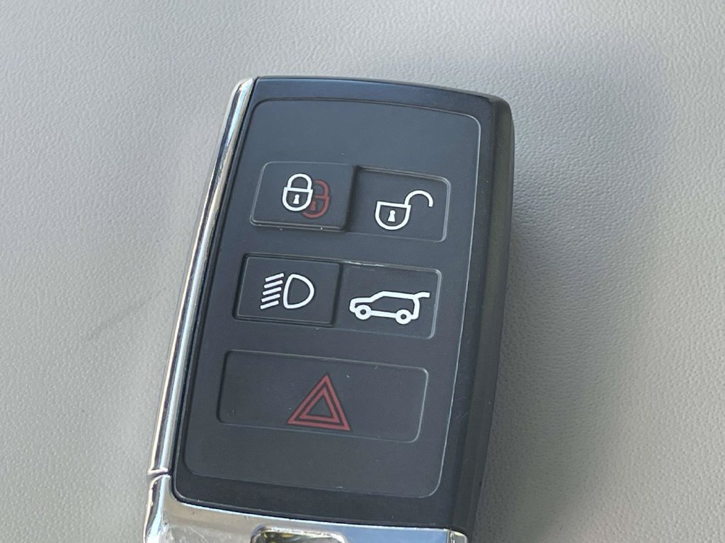Used 2020 Land Rover Defender 110 HSE AWD/4WD image 32