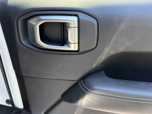 Used 2018 Jeep Wrangler Unlimited Sahara AWD/4WD image 17