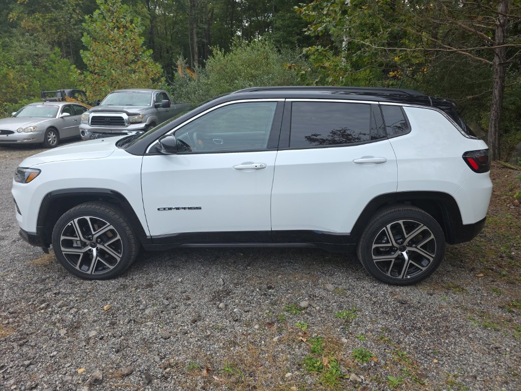 Used 2025 Jeep Compass Limited w/ Elite Group AWD/4WD image 4