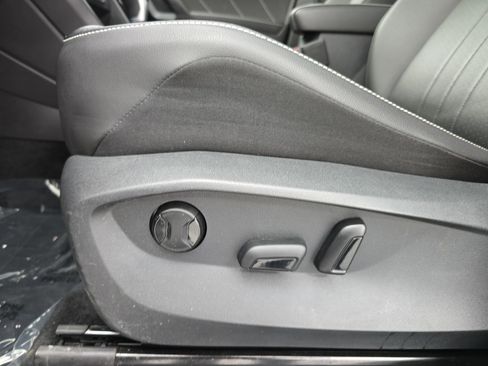 Used 2024 Volkswagen Tiguan SE image 29