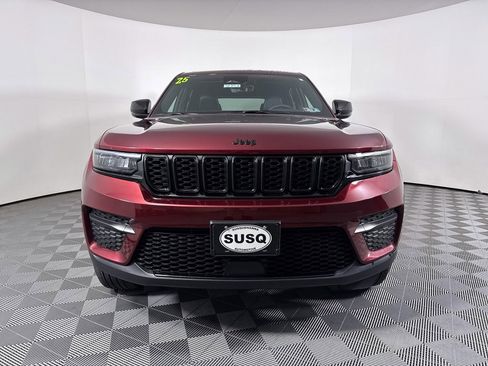 Used 2025 Jeep Grand Cherokee Altitude AWD/4WD image 2