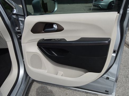 Used 2018 Chrysler Pacifica Touring-L w/ Advanced Safetytec Group image 22