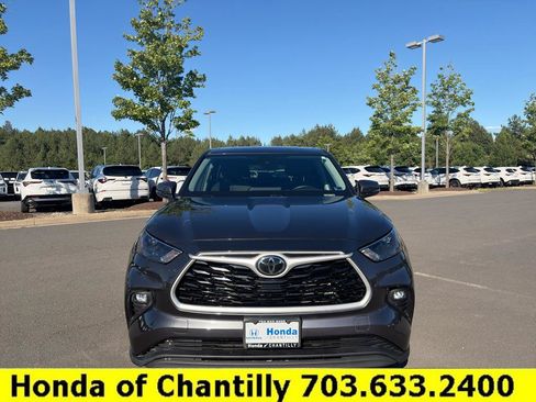 Used 2023 Toyota Highlander LE AWD/4WD image 2