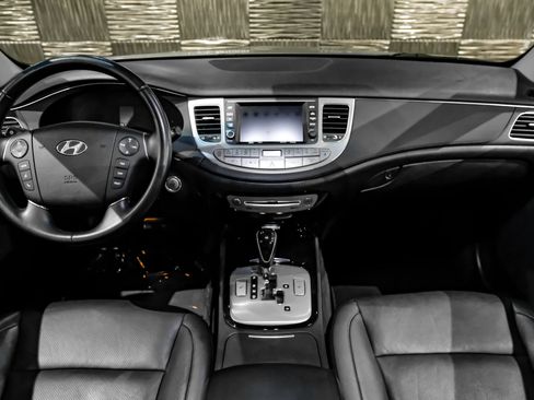 Used 2013 Hyundai Genesis 3.8 w/ Premium Pkg RWD image 12