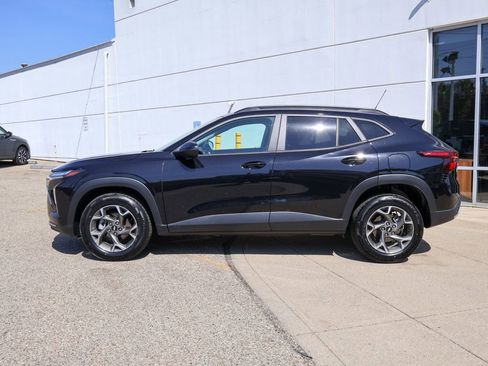 Used 2024 Chevrolet Trax LT FWD image 2