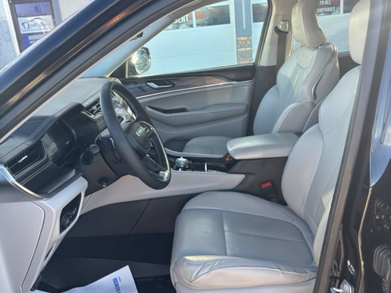 Used 2023 Jeep Grand Cherokee Overland w/ Luxury Tech Group IV AWD/4WD image 9