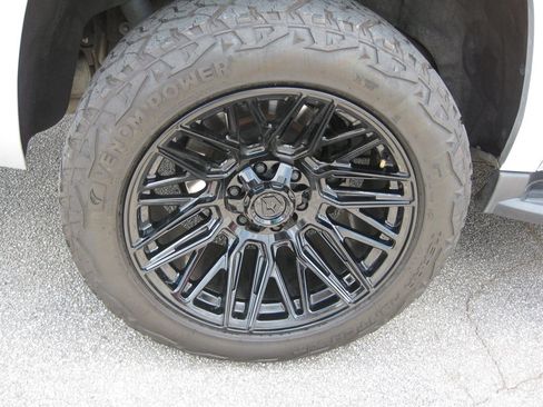 Used 2018 Chevrolet Suburban LT RWD image 9