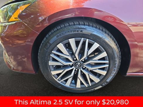 Used 2025 Nissan Altima 2.5 SV FWD image 40