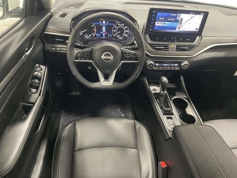 Used 2025 Nissan Altima 2.5 SL FWD image 10