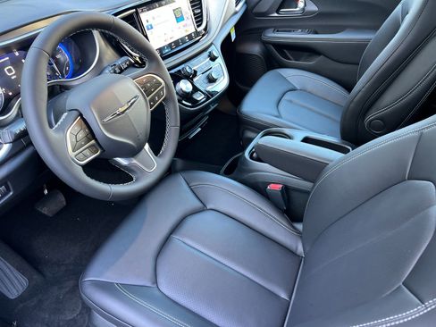 New 2026 Chrysler Pacifica Select image 10