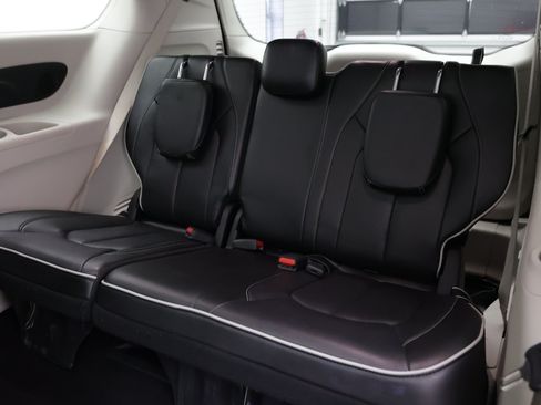 Used 2023 Chrysler Pacifica Limited FWD image 29