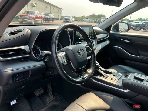 Used 2020 Toyota Highlander XLE AWD/4WD image 12