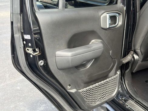 Used 2022 Jeep Wrangler Unlimited Rubicon image 11