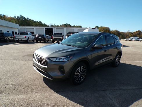 Used 2025 Ford Escape SE w/ Class II Trailer Tow Package image 3