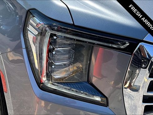Used 2023 GMC Yukon XL SLT AWD/4WD image 32