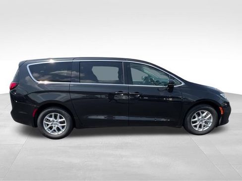 Used 2023 Chrysler Pacifica Touring-L FWD image 7