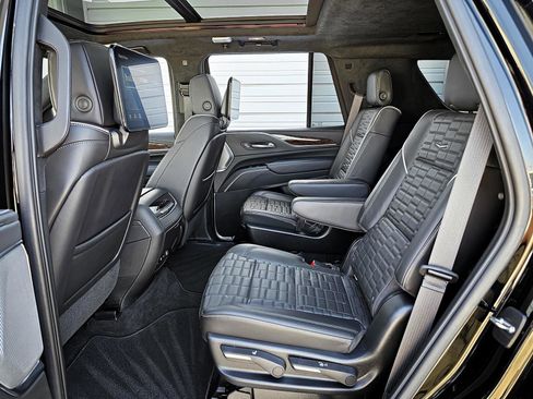 Used 2022 Cadillac Escalade Sport Platinum w/ LPO, ONYX Package AWD/4WD image 9