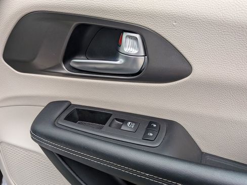 Used 2023 Chrysler Pacifica Touring-L image 25