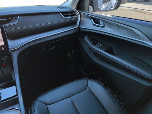 Used 2023 Jeep Grand Cherokee Limited w/ Black Appearance Package image 16