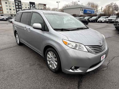 Used 2017 Toyota Sienna XLE Premium image 4