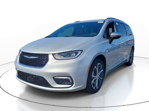 New 2026 Chrysler Pacifica Pinnacle image 4