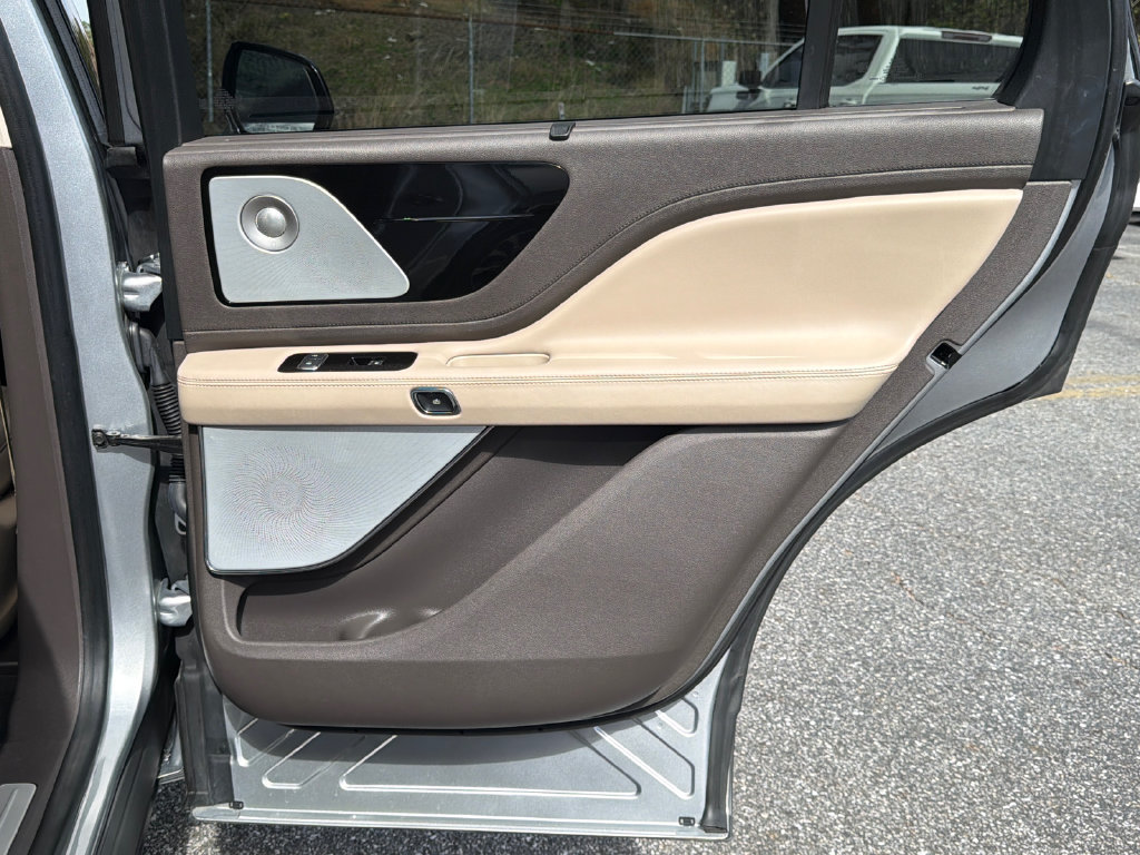 Used 2021 Lincoln Aviator Reserve w/ Equipment Group 201A RWD image 17