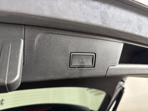 Used 2021 Volkswagen Atlas Cross Sport SE w/ Panoramic Sunroof Package image 24