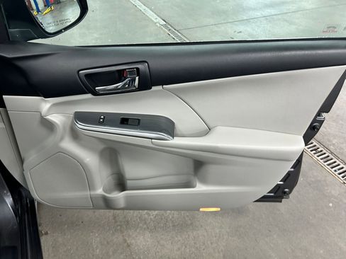 Used 2014 Toyota Camry XLE w/ Moonroof Package image 26