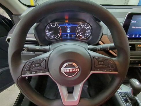 Used 2025 Nissan Altima 2.5 SV image 11