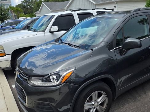 Used 2019 Chevrolet Trax LT w/ LT Convenience Package FWD image 2