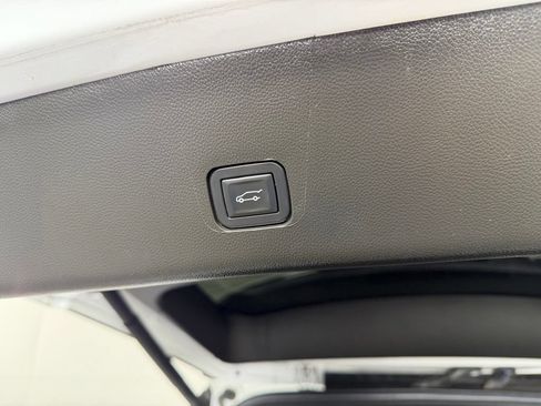 Used 2023 Chevrolet Traverse Premier AWD/4WD image 33