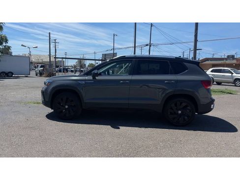 Used 2024 Volkswagen Taos SE w/ Panoramic Sunroof Package AWD/4WD image 8