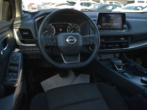 Used 2025 Nissan Rogue SV image 18