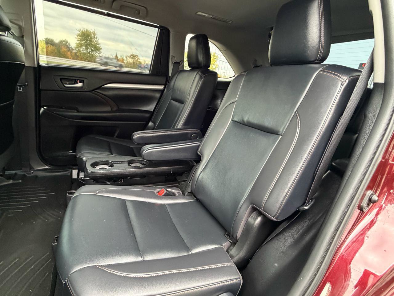 Used 2019 Toyota Highlander XLE FWD image 22