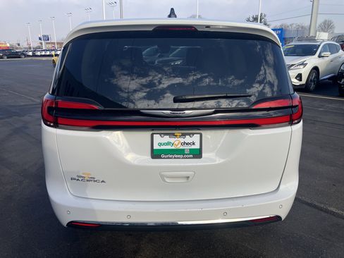 Used 2024 Chrysler Pacifica Touring-L image 6