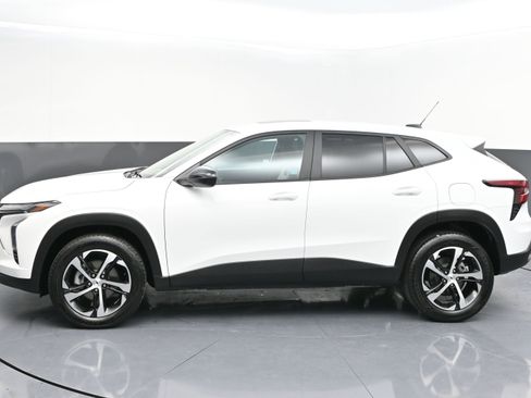 Used 2025 Chevrolet Trax RS w/ Sunroof Package FWD image 4