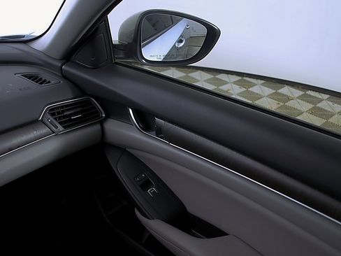 Used 2018 Honda Accord EX image 18